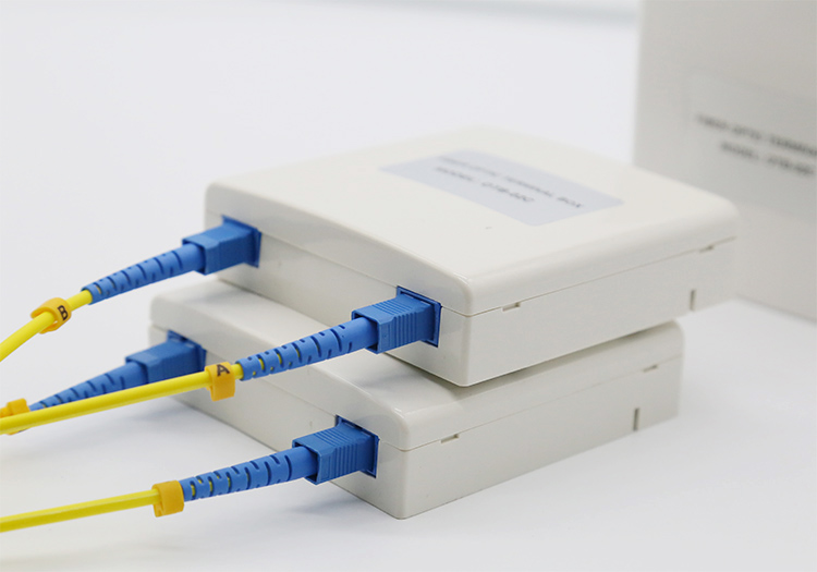 Kết nối từ hộp phối quang với dây nhảy quang. Kết nối từ hộp phối quang với dây nhảy quang.