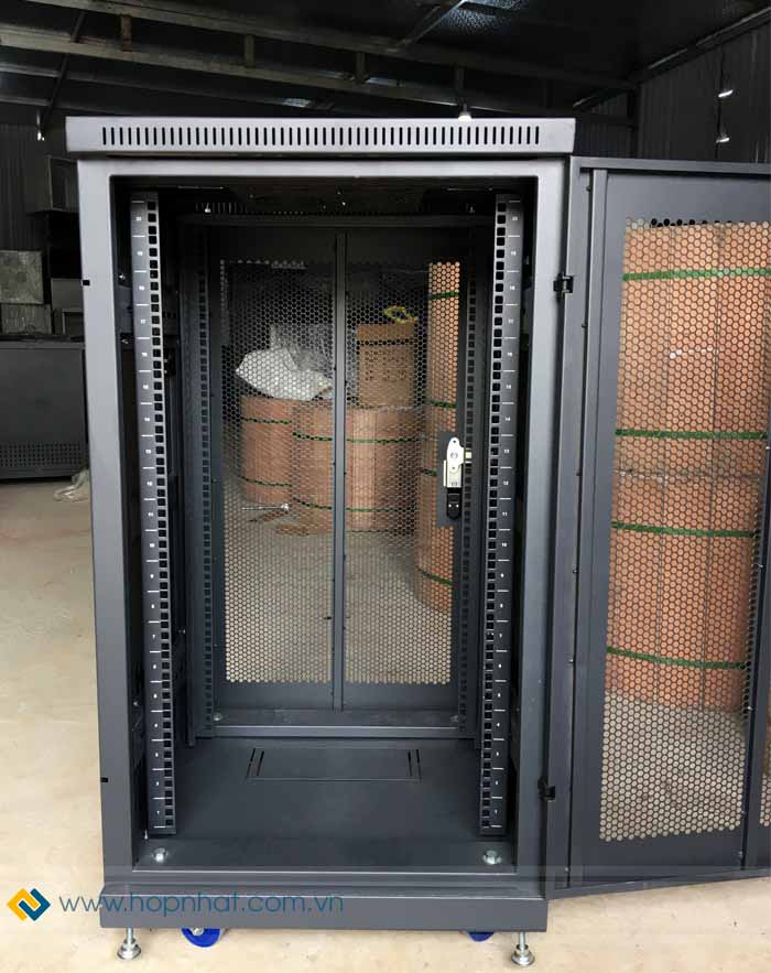 Thanh tiêu chuẩn và phụ kiện lắp đầy đủ trong tủ rack