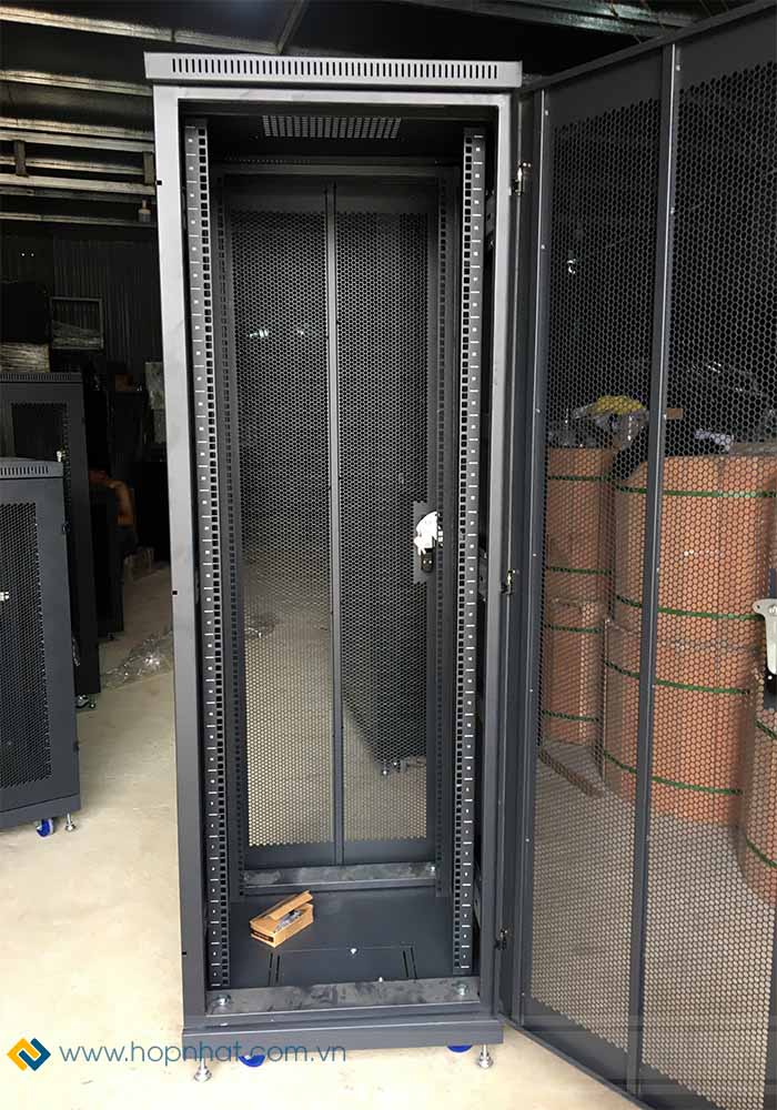 Mở cửa tủ rack 36U D600 2 cửa lưới