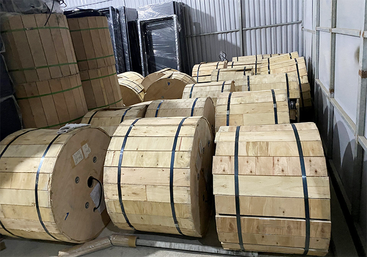 Cáp quang về kho Hợp Nhất Group trong đêm Cáp quang về kho Hợp Nhất Group trong đêm