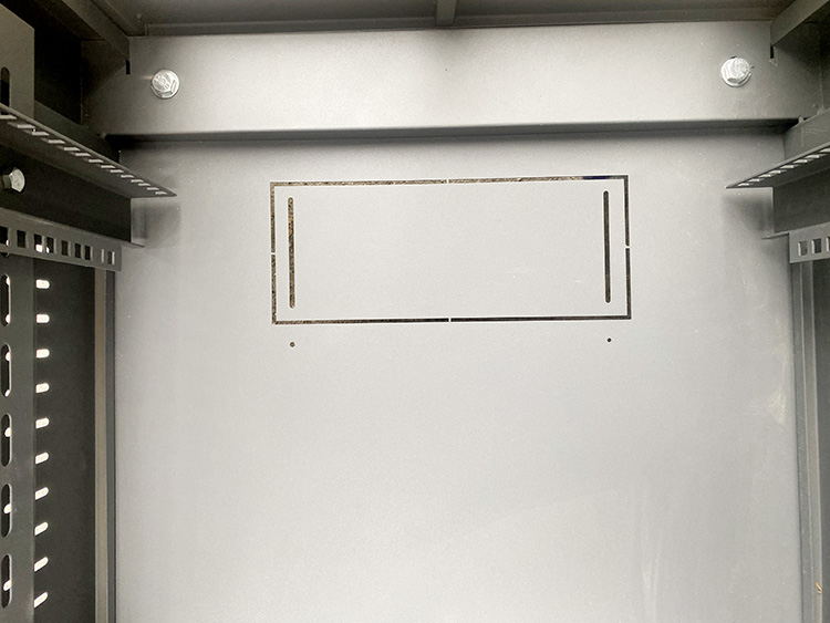 Lỗ chờ đi cáp bên dưới đáy tủ rack 20U D800