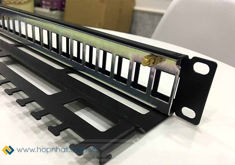 Mặt sau Patch Panel 24 Port Legrand Mặt sau Patch Panel 24 Port Legrand