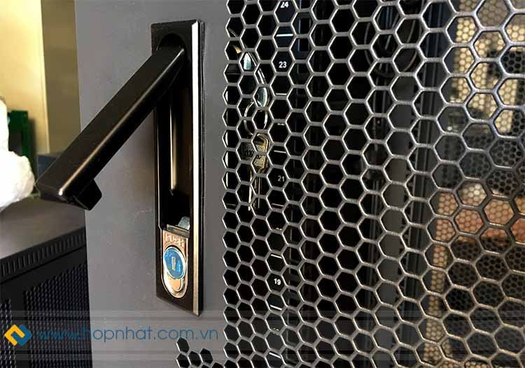 Khóa lấy bật chắc chắn, dễ sử dụng trên cửa tủ rack