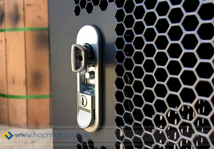 Khóa cửa bằng kim loại sáng bóng và mắt lưới lớn ở cửa trước Khóa cửa bằng kim loại sáng bóng và mắt lưới lớn ở cửa trước