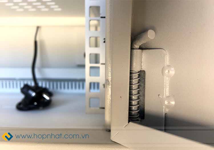 Bản lề được thay thế bằng chốt lò xò tiện lợi dễ dàng sử dụng Bản lề được thay thế bằng chốt lò xò tiện lợi dễ dàng sử dụng