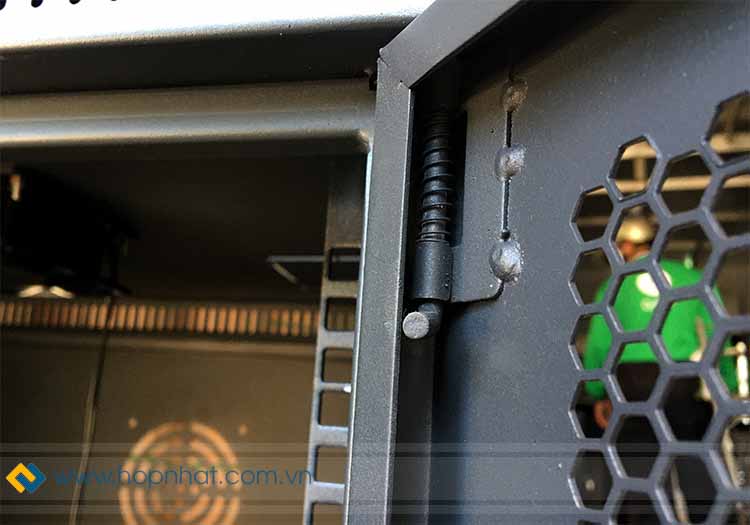 Bản lề dạng lẫy lò xo nhỏ gọn dễ sử dụng, tính thẩm mỹ cao