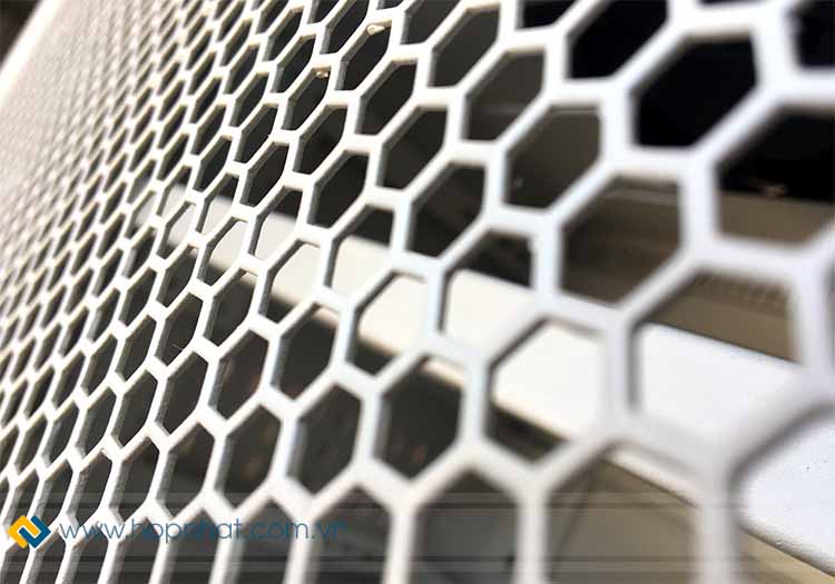 Cửa lưới lỗ tổ ong đường kính lớn trên cánh cửa