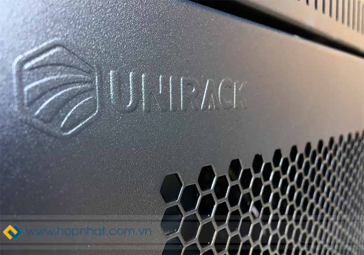 Logo nổi bật trên cửa tủ rack 27U