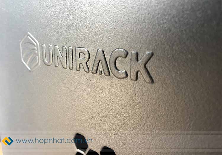 Logo UNIRACK khắc tinh tế trên cửa vô cùng nổi bật Logo UNIRACK khắc tinh tế trên cửa vô cùng nổi bật