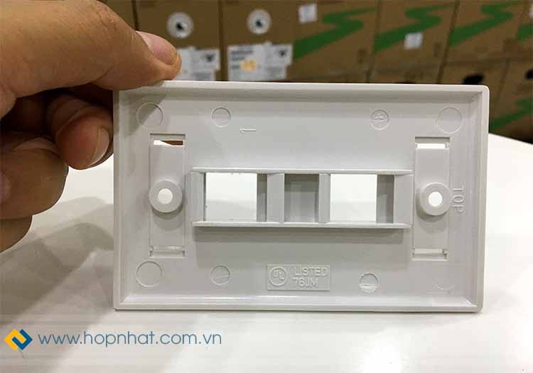 Trên tay mặt Wall Plate hãng Legrand Trên tay mặt Wall Plate hãng Legrand