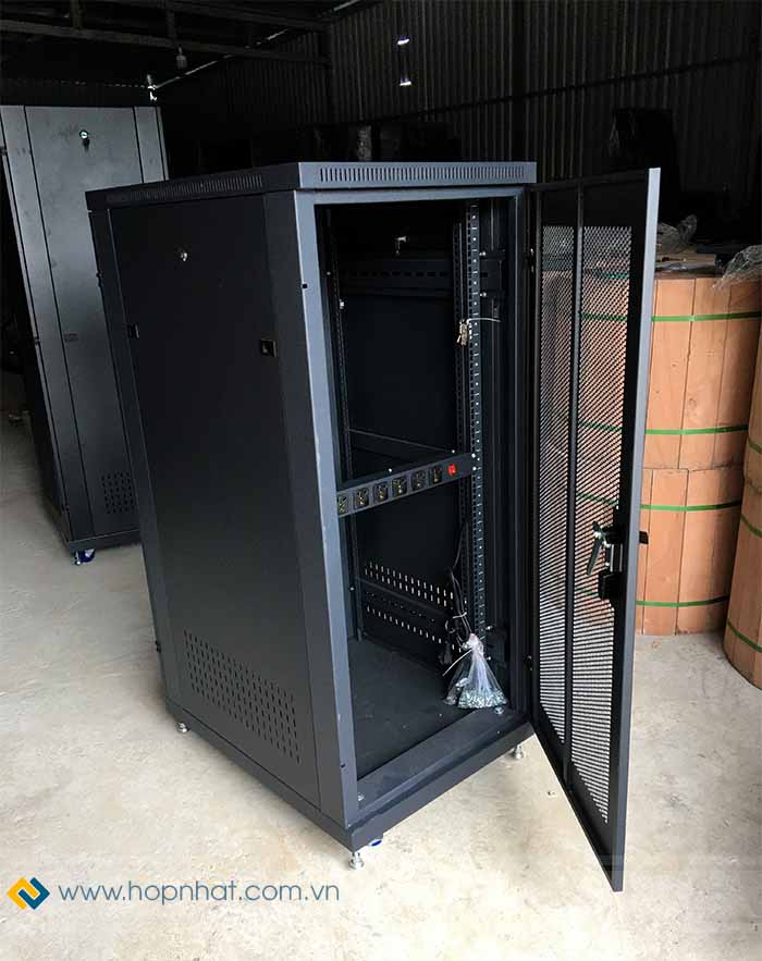 Tủ rack 27U 2 cửa lưới cực bắt mắt Tủ rack 27U 2 cửa lưới cực bắt mắt