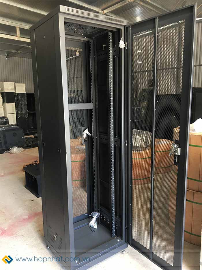 Bên trong tủ rack 42U D600 cửa lưới Bên trong tủ rack 42U D600 cửa lưới