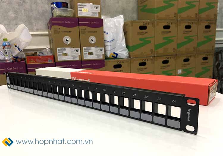Mở hộp Patch Panel 24 Port hãng Legrand