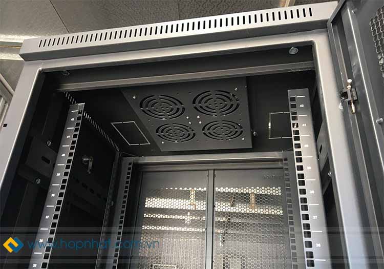 Kết cấu và bộ phụ kiện lắp ráp chắc chắn bên trong tủ rack