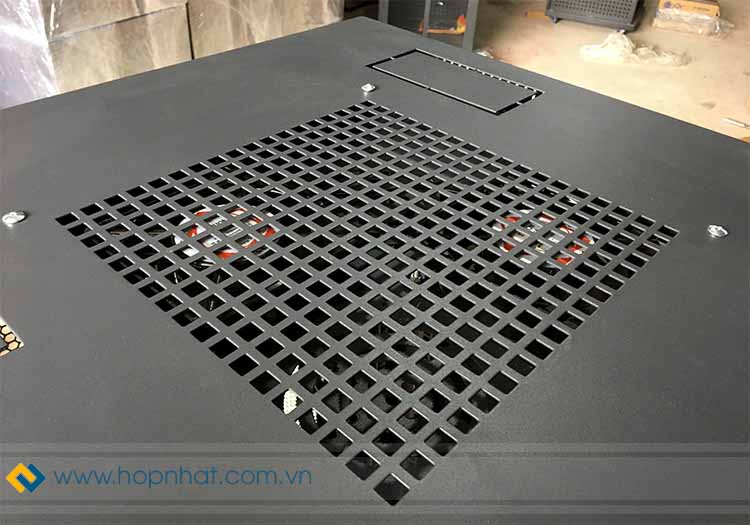 Hệ thống quạt tản nhiệt được bắt cố định trên tủ