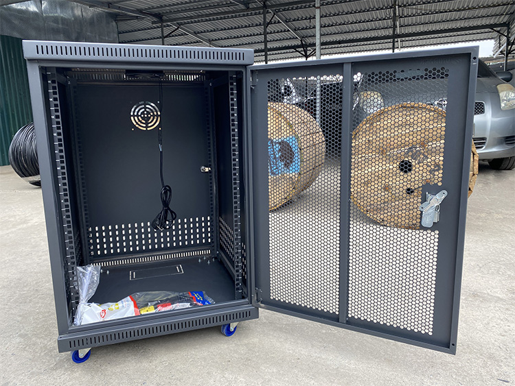 tủ rack 15U cửa lưới hãng UNIRACK