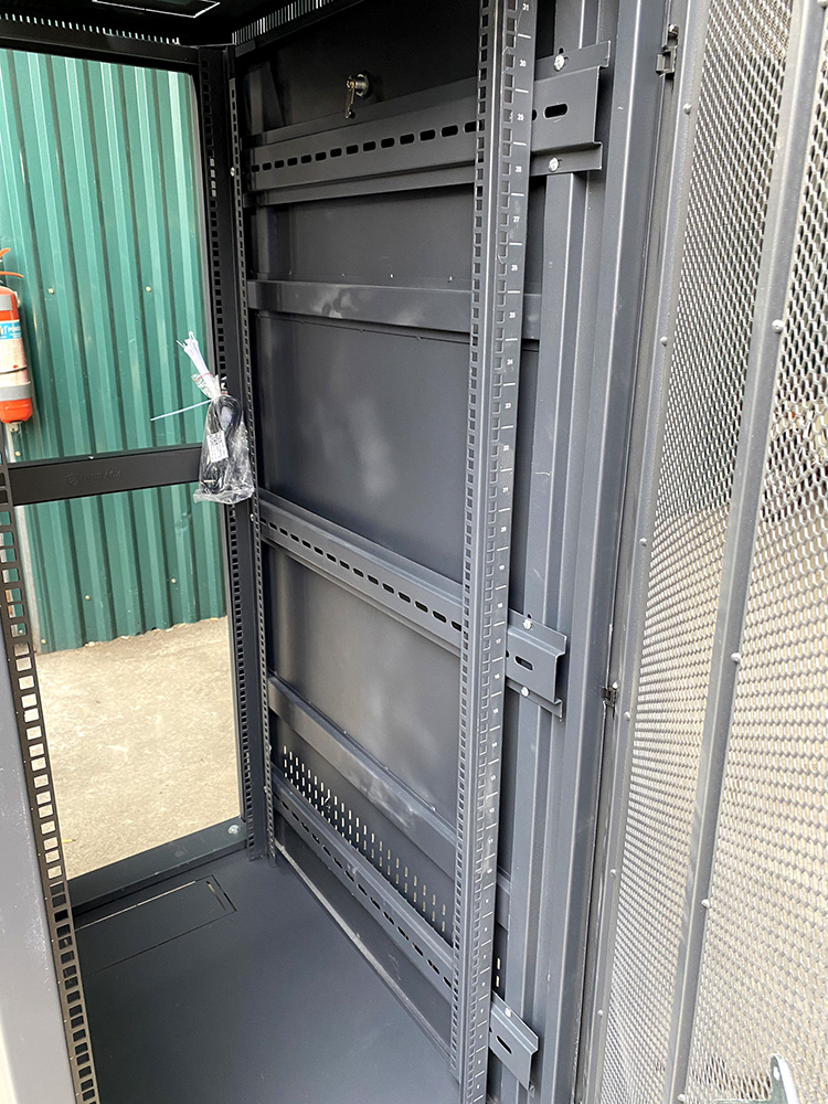 Tủ rack 32U D1000 hãng UNIRACK Tủ rack 32U D1000 hãng UNIRACK