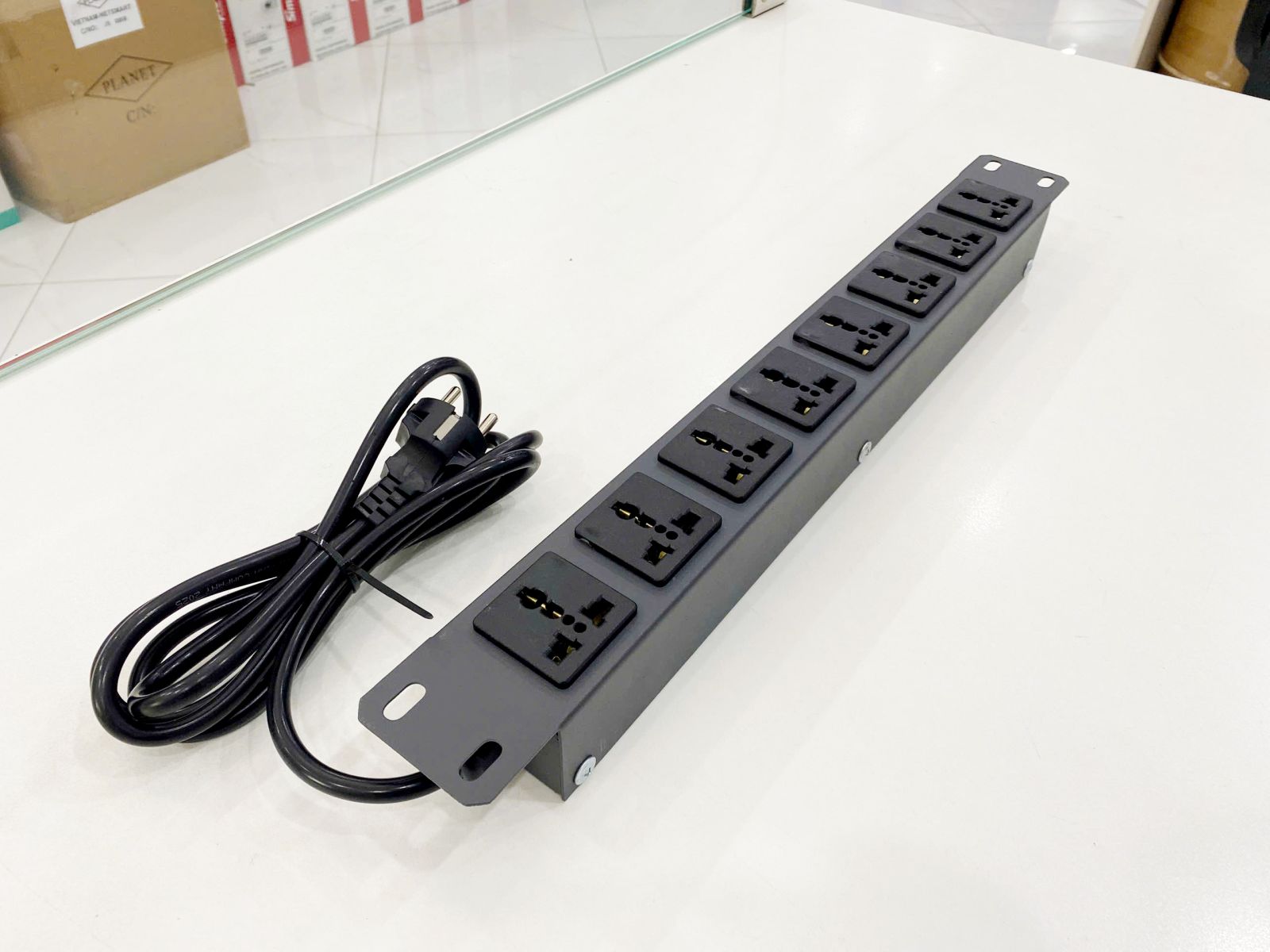 Thanh nguồn PDU cung cấp nguồn điện cho hệ thống