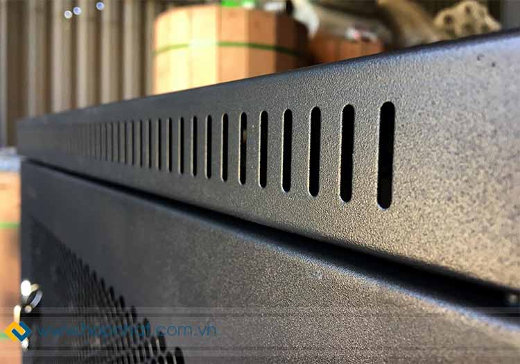 Các khe có tính thẩm mỹ cao trên tủ rack 6U D400 Màu đen