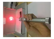 Ảnh thu nhỏ Bút soi quang KCO-VFL đang phát ánh sáng đỏ khi làm việc, ảnh của hãng